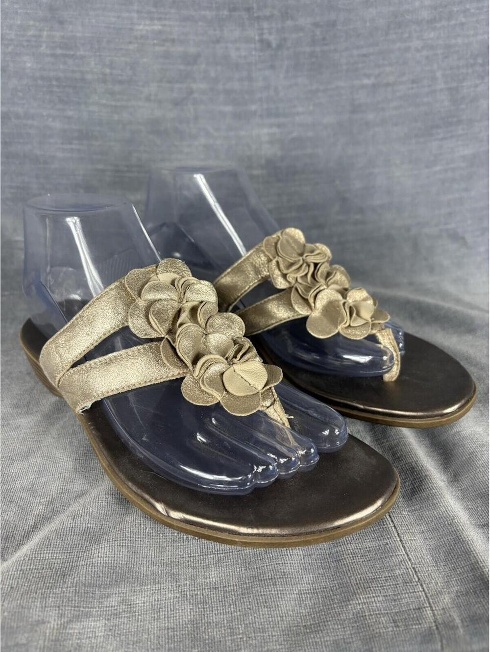 Clarks Bendables Womens Size 7.5 Floral Flat Sandal Gold Tone Leather Thong Shoe